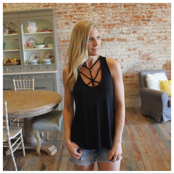 ✨LAST ONE ✨Black strap detail sleeveless top - Picture 2 of 4